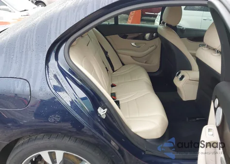 2015 Mercedes-Benz C 300 4Matic/Luxury 4Matic/Sport 4Matic z USA, uszkodzony, nr VIN 55SWF4KB6FU038890